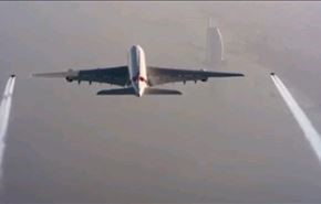 فیلم؛ پرواز انسان در کنار بزرگترین هواپیمای جهان