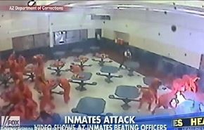 شاهد .. 30 سجينا يهاجمون 7 شرطيين في أريزونا