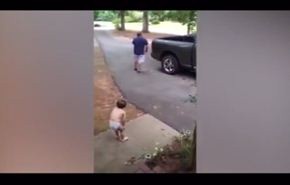فيديو طريف لطفل يودع والده بعذوبة لمدة 3 دقائق