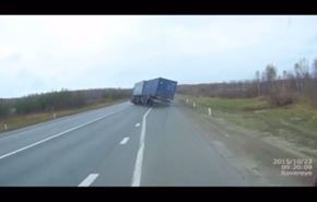 ویدیو؛ راننده تریلی خوش شانس!