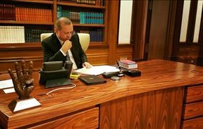 أردوغان يزين مكتبه الرئاسي بشعار 