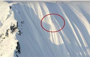 بالفيديو؛ متزلج ينجو بعد سقوطه من أعلى منحدر ثلجي
