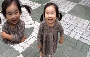 فيديو؛ حذاء يصدر أصواتا يفسد لحظات غضب طفلة