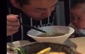 فيديو طريف.. رجل اراد تناول الطعام لكنه...!