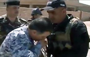شاهد وزير داخلية العراق يقبل يد احد المقاتلين في قلب المعركة