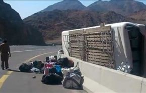 فيديو.. راكب يوثق لحظة انقلاب حافلة بالسعودية