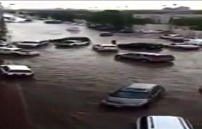 فيديو : مشاهد كارثية من فيضانات وسيول مدينة جدة ومطارها