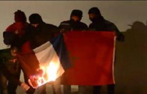 مغاربة يحرقون العلم الفرنسي ردا على إحراق فرنسيين العلم المغربي