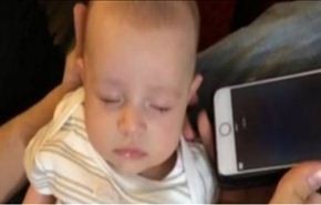 طفل يبكي بشدة..شاهد رد فعله عندما سمع القرآن+ فيديو