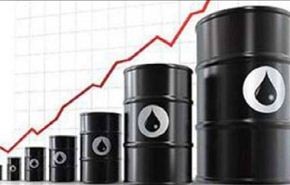 النفط يرتفع 3% مع تصاعد التوتر بالشرق الأوسط وتراجع الدولار