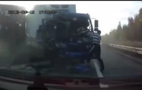 فيديو... لحظة إنقاذ سائق احترقت سيارته