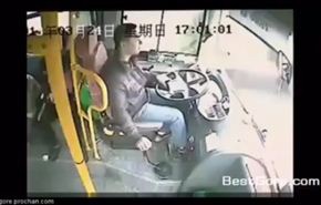 كيف نجى سائق حافلة من الموت بأعجوبة؟... فيديو