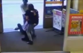 فيديو، عاملة توقف لصاً بجره من سترته إلى داخل المتجر