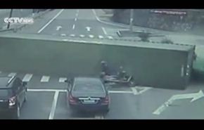 بالفيديو.. سائق دراجة ينجو بأعجوبة من حادث كارثي