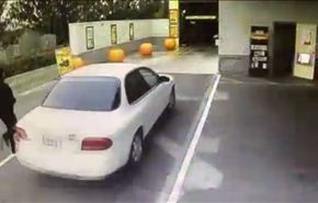 فيديو: سيارة تقتحم مغسلة وتتسبب بفوضى عارمة!!