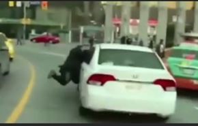 فيديو... سيارة تسحب رجلا مسافة 20 مترا