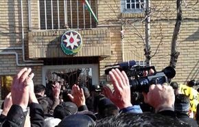 الايرانيون يحتجون أمام القنصلية الأذربيجانية في تبريز