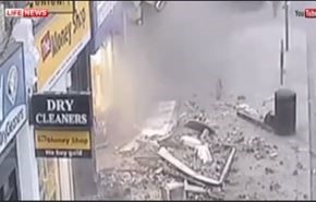 بالفيديو... انهيار سقف مبنى على المارة في لندن