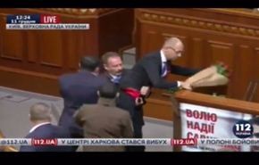 شاهد شجار بسبب حمل رئيس وزراء اوكرانيا في البرلمان