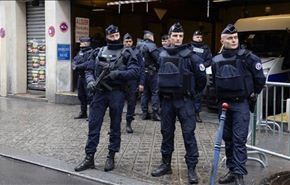 ملثم يطعن مدرسا ويهتف باسم 