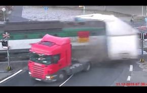 فيديو مروع..لحظة اصطدام قطار بشاحنة وشطرها قسمين