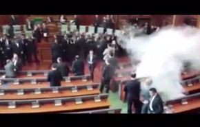 بالفيديو.. إلقاء غاز مسيل للدموع داخل قاعة البرلمان