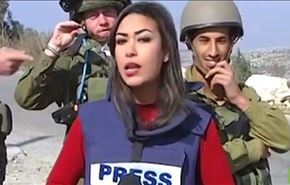 اهانت نظامیان صهیونیست به خبرنگار فلسطيني+فیلم