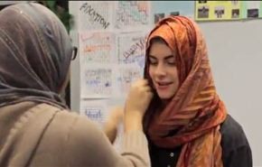 شاهد أميركيات يرتدين الحجاب تضامنا مع زميلاتهن المسلمات