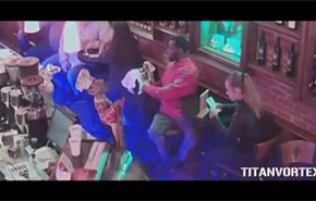 بالفيديو.. ماذا فعل هذا الرجل مع فتاة داخل مطعم؟