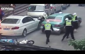 شاهد مطاردة خطيرة بين ضباط شرطة وسائق