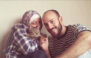قطة لاجئ سوري تحصل على جواز أوروبي قبل صاحبها +صور