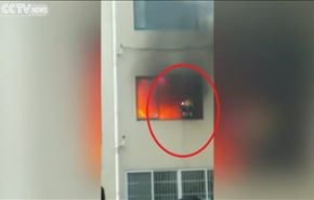شاهد رجل اطفاء يقفز من عمارة بعد اشتعال الحريق بملابسه!