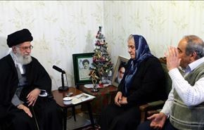 قائد الثورة الإسلامية يتفقد أسرة شهيد مسيحي