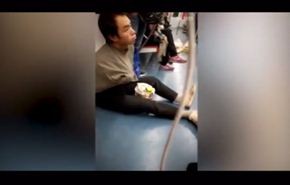 بالفيديو ... متسول يكشف عن خدعته أمام ركاب مترو