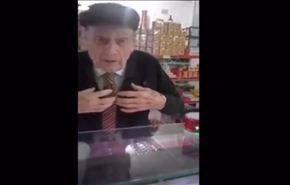 بالفيديو... مسن إسباني يبكي متأثرا بسماع القرآن الكريم