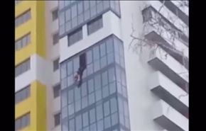 بالفيديو.. انقاذ عامل علق بنافذة في الطابق الـ15