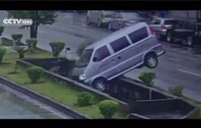 بالفيديو.. سيارة تسقط أخرى في حفرة على الطريق