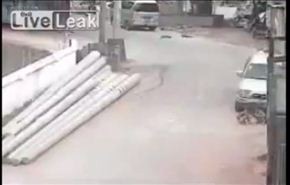 فيديو.. طفلان ينجوان من الموت بعد دهسهما تحت سيارة