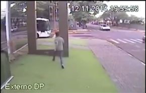 بالفيديو... فتى يقتحم زجاجاً شفافًا للحاق بالحافلة