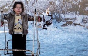طفلة سورية وسط ثلوج ألمانيا تضامنا مع أطفال وطنها +فيديو