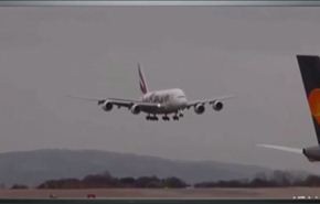 بالفيديو... هبوط قياسي لطائرة ببريطانيا رغم الرياح