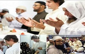 شاهد... رئيس وزراء كندا يصلي مع المسلمين
