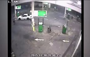 شاهد رجل يحبط محاولة لص سرقة سيارته بقفزة واحدة