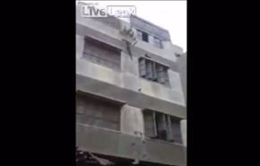 بالفيديو.. لحظة انهيار مبنى سكني بطريقة غريبة