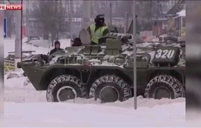کمک گرفتن از خودروهای زرهی در یخ‌بندان روسیه + فیلم