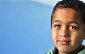 بالصور؛ طفل فلسطيني يتضايق من اختلاف لون عينيه