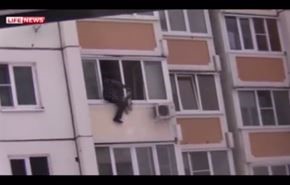 شاهد.. رجل يقفز من نافذة منزله والسبب ..!