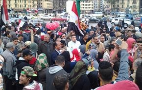 العشرات من انصار السيسي يحتفلون بذكرى الثورة بميدان التحرير