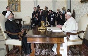 بالصور/ سجاد فارسي و... هدايا الرئيس للبابا فرانسيس