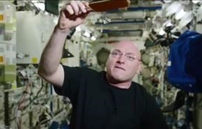 فيديو؛ كيف تحولت قطرة ماء إلى كرة يلعب بها رواد الفضاء؟!